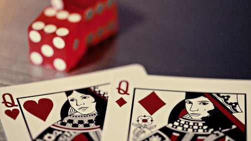 Rounders Playing Cards Deck  Detail Queen of Hearts and Diamonds