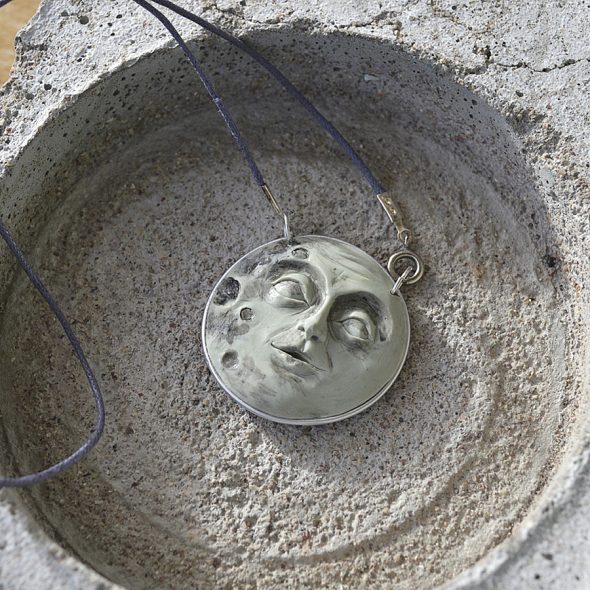 fanoulala-moon-face-necklace-made-from-coffee-capsule fanoulala-moon-face-necklace-made-from-coffee-capsule