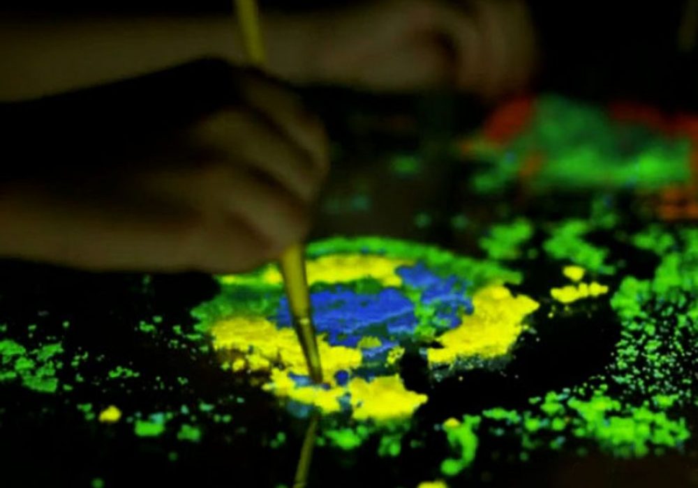Crayola Glow Explosion Sand - NoveltyStreet