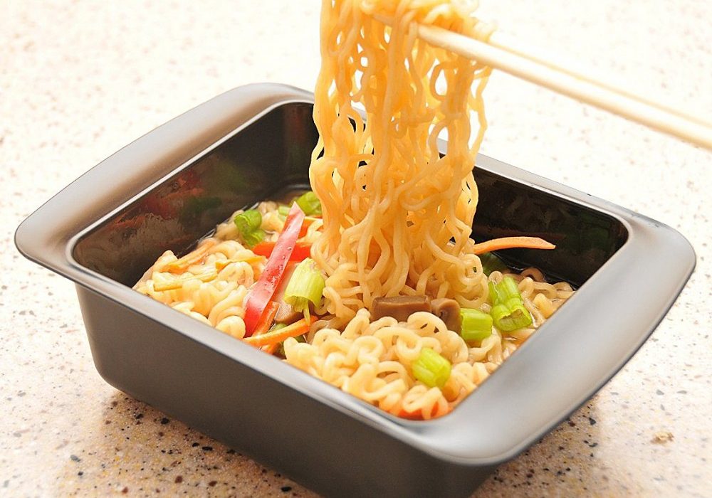 Обзор лапши. Instant Noodles лапша. Рамен лапша Роллтон. Лапша быстрого приготовления в тарелке. Посуда для доширака.